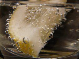 lemon slice in water