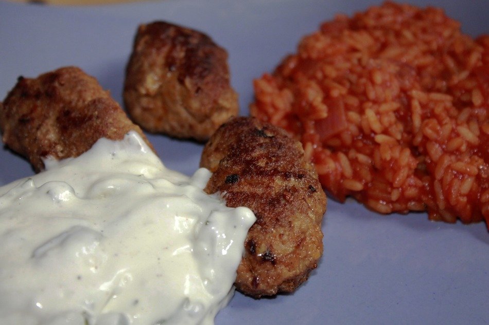 meat chevapchi with garnish