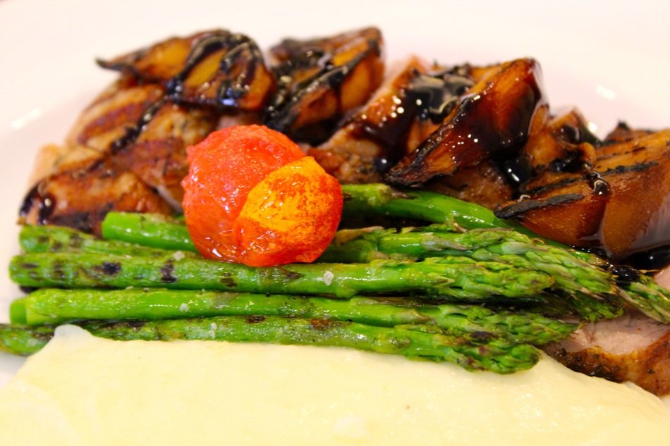 asparagus and grilled meat