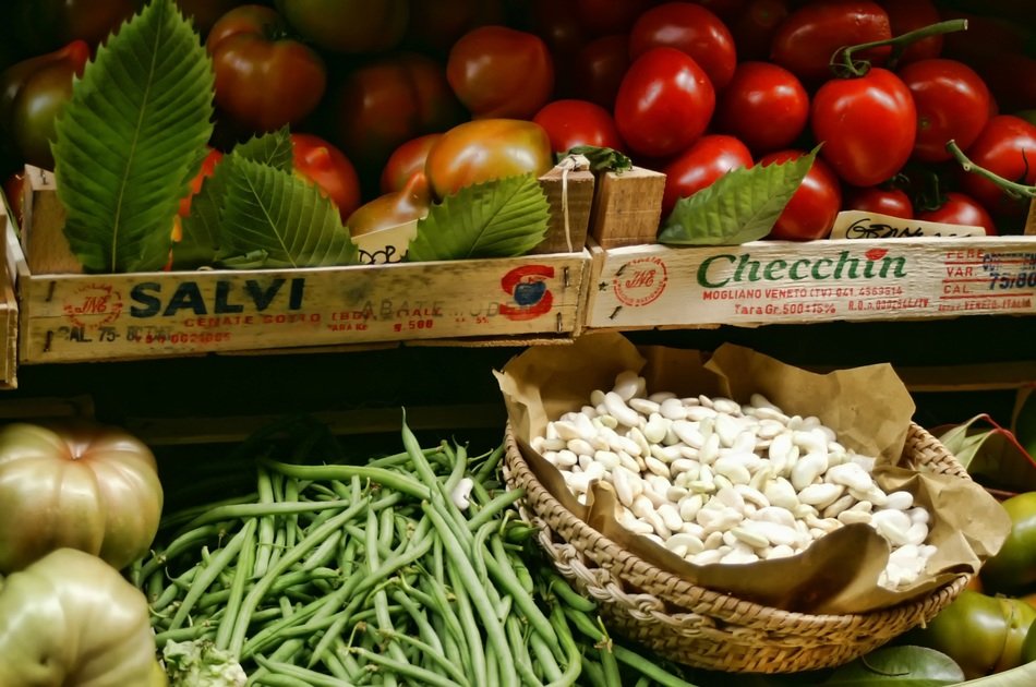 tomatoes, beans, green beans, white beans on the market in Tuscany