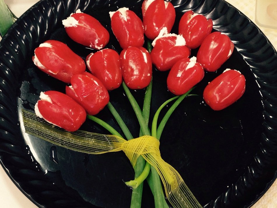salad in the form of a bouquet of tulips
