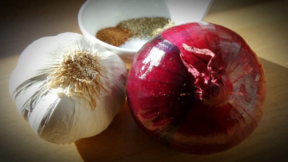 red onion, garlic and seasonings