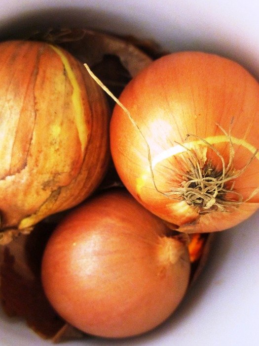 Onions with the shells in the kitchen