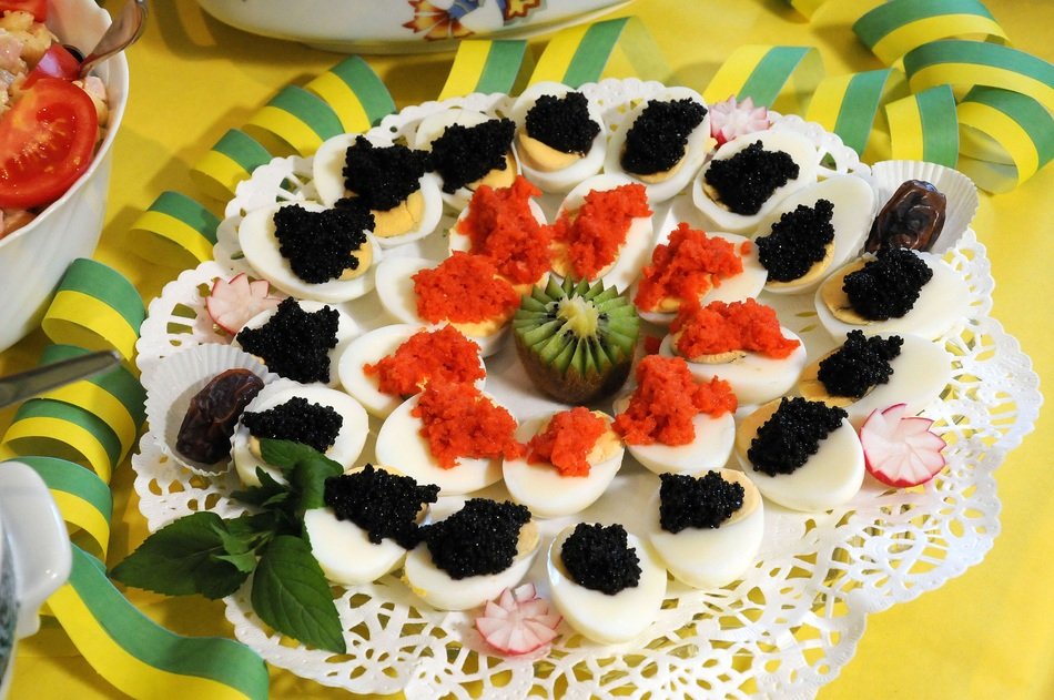 buffett with eggs ,salmon and caviars