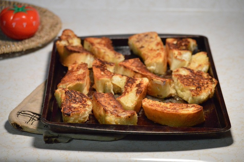 toasts on black dish