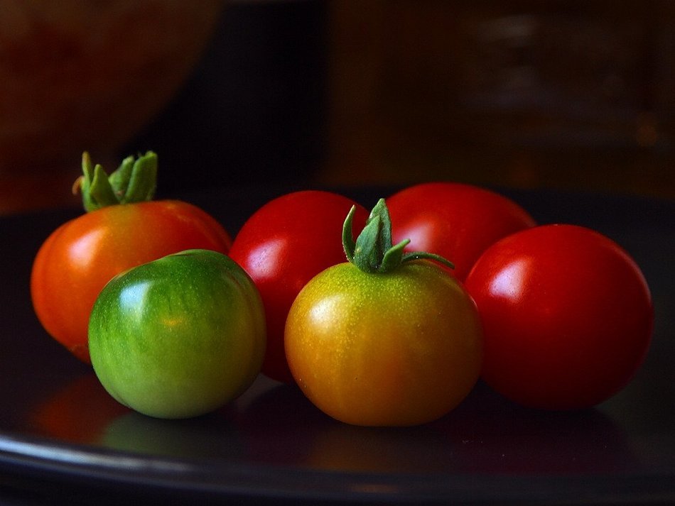 Green and red tomatoes