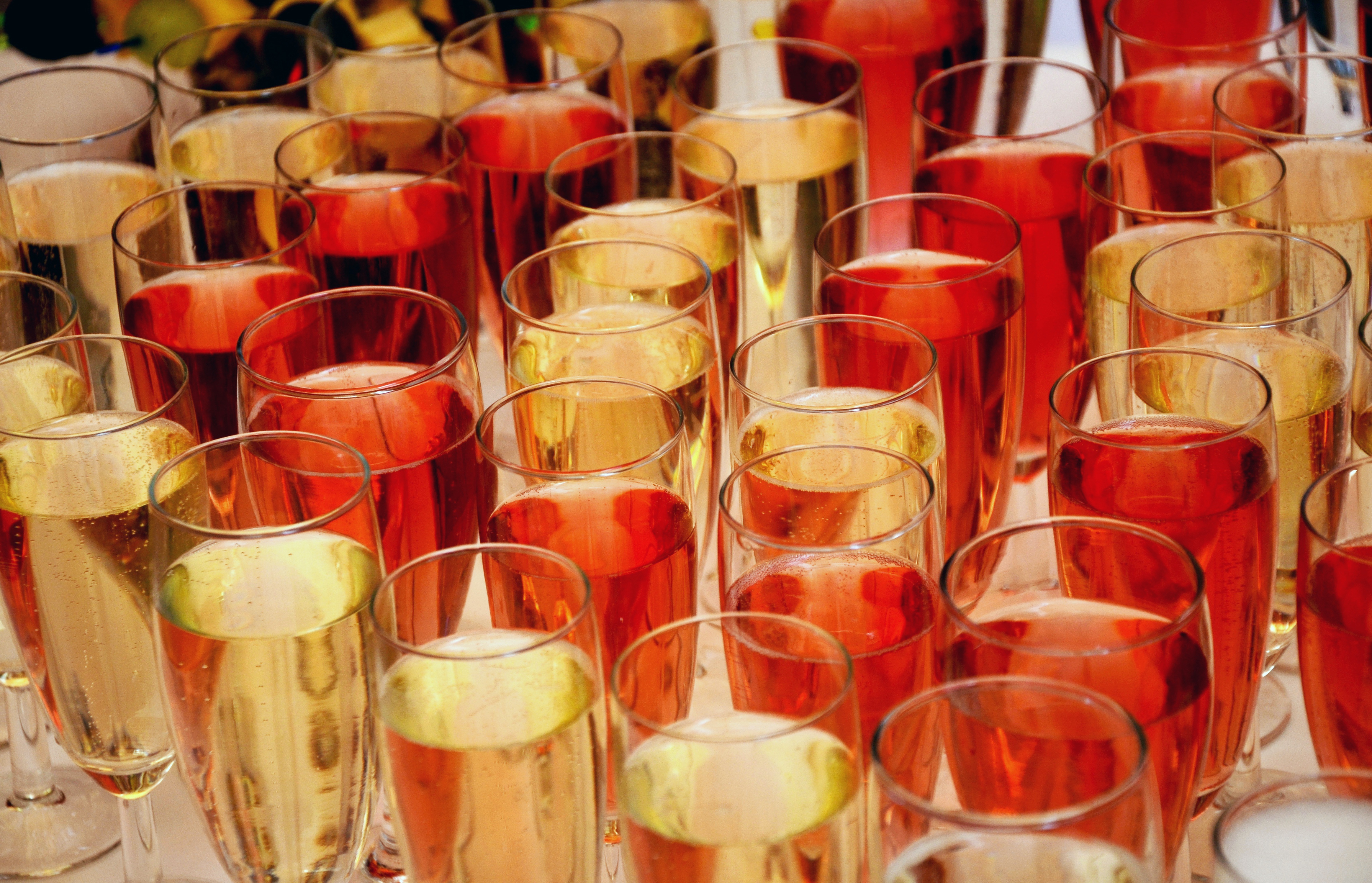5 стаканов. Celebration алкоголь. Красный напиток. Красная еда на цветную вечеринку. Чистые бокалы.