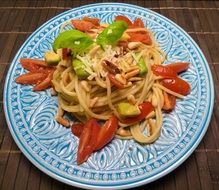 spaghetti with avocado and tomatoes