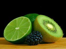 kiwi and blackberry with lime closeup