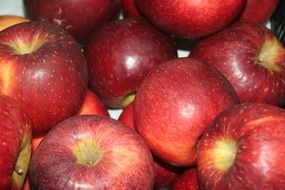 red apples