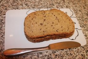 grain bread and a knife on a plate