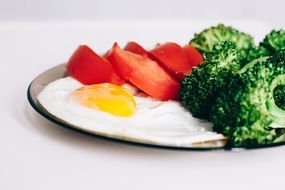 egg with broccoli and tomatoes
