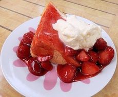 strawberries cake, angel food dessert