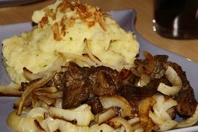 fried liver with mashed potatoes