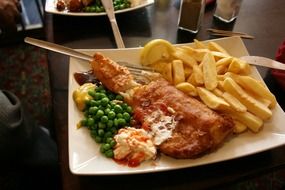 fish with crisp and peas