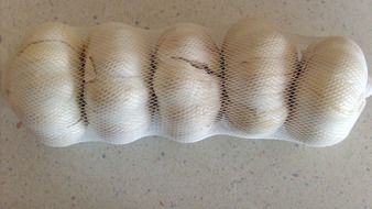 heads of spiced garlic in a grid