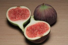 ripe figs and two halves