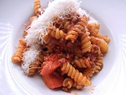 fusilli pasta ragu