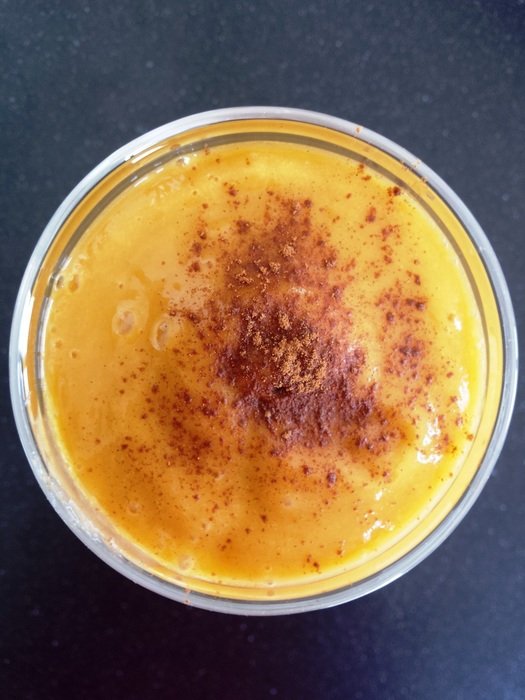 Smoothie with the mango and cinnamon