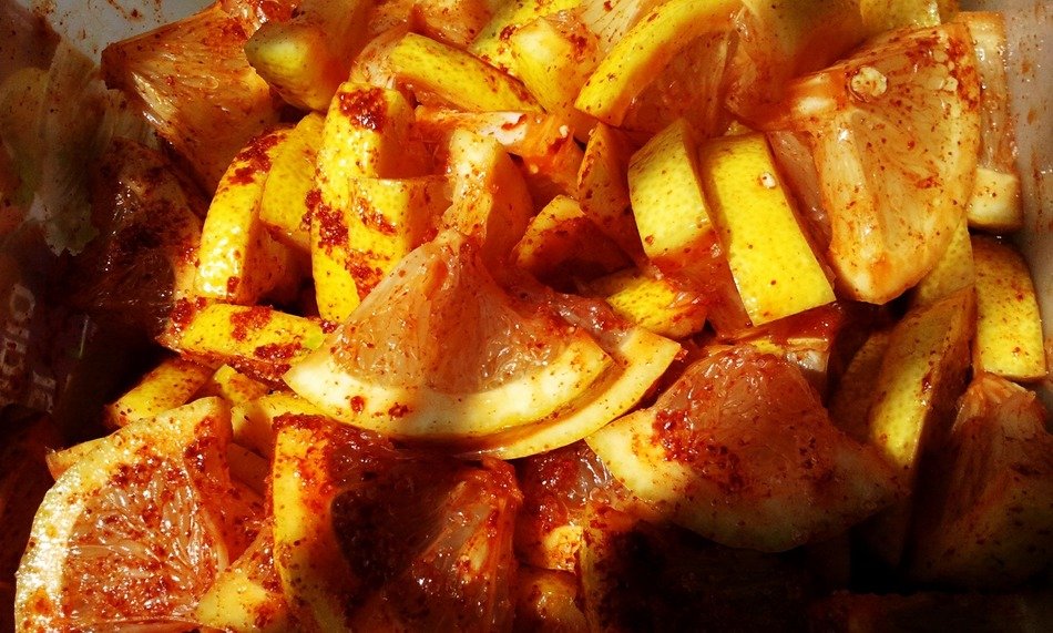 lemon slices in spices