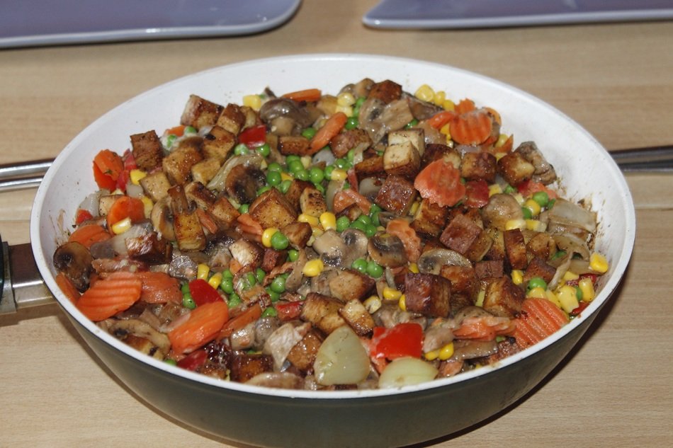 fry up vegetables with tofu
