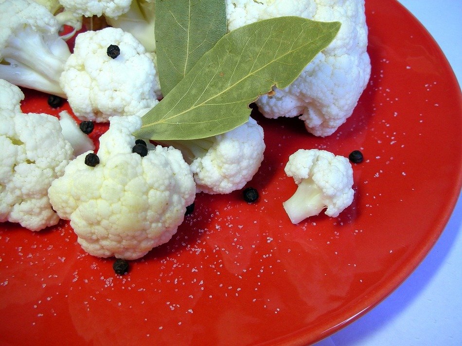White cauliflower on a red plate