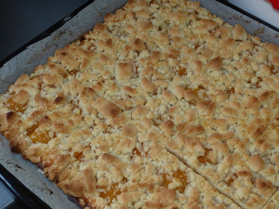 Streusel cake in the oven