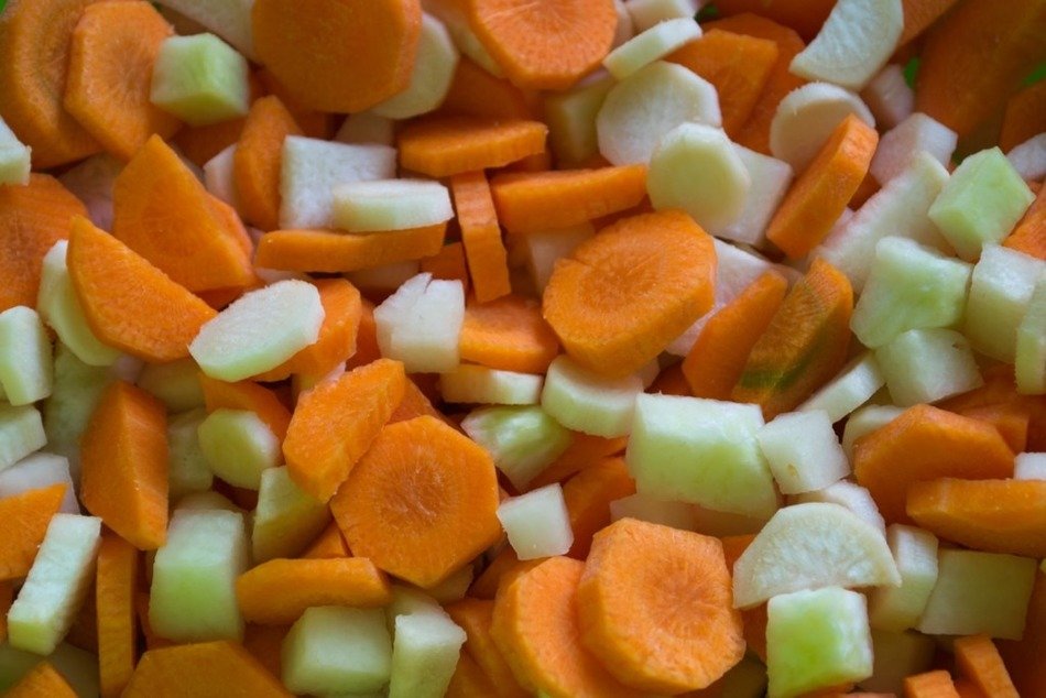 A lot of cutted vegetables in a pile