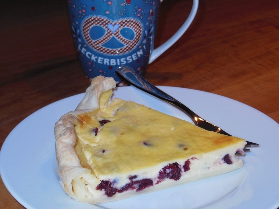 berry cheesecake and cup of tea