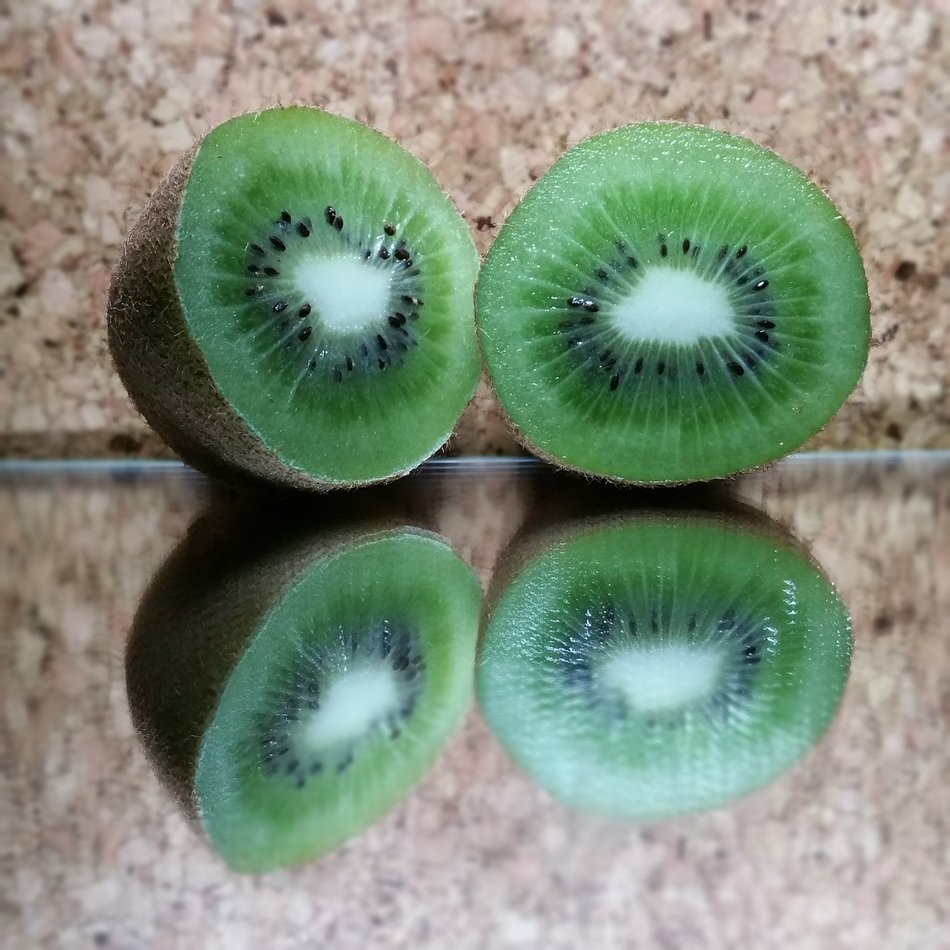 mirroring of sliced ​​kiwi