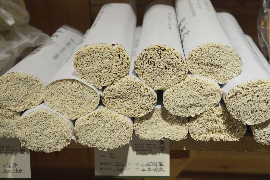 packs of dry noodles in market