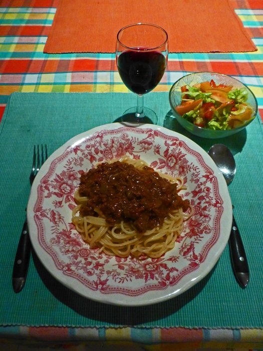 spaghetti with salad and red wine