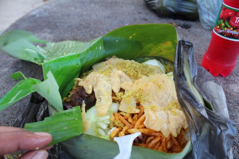 surinamese cuisine, meal in banana leaves