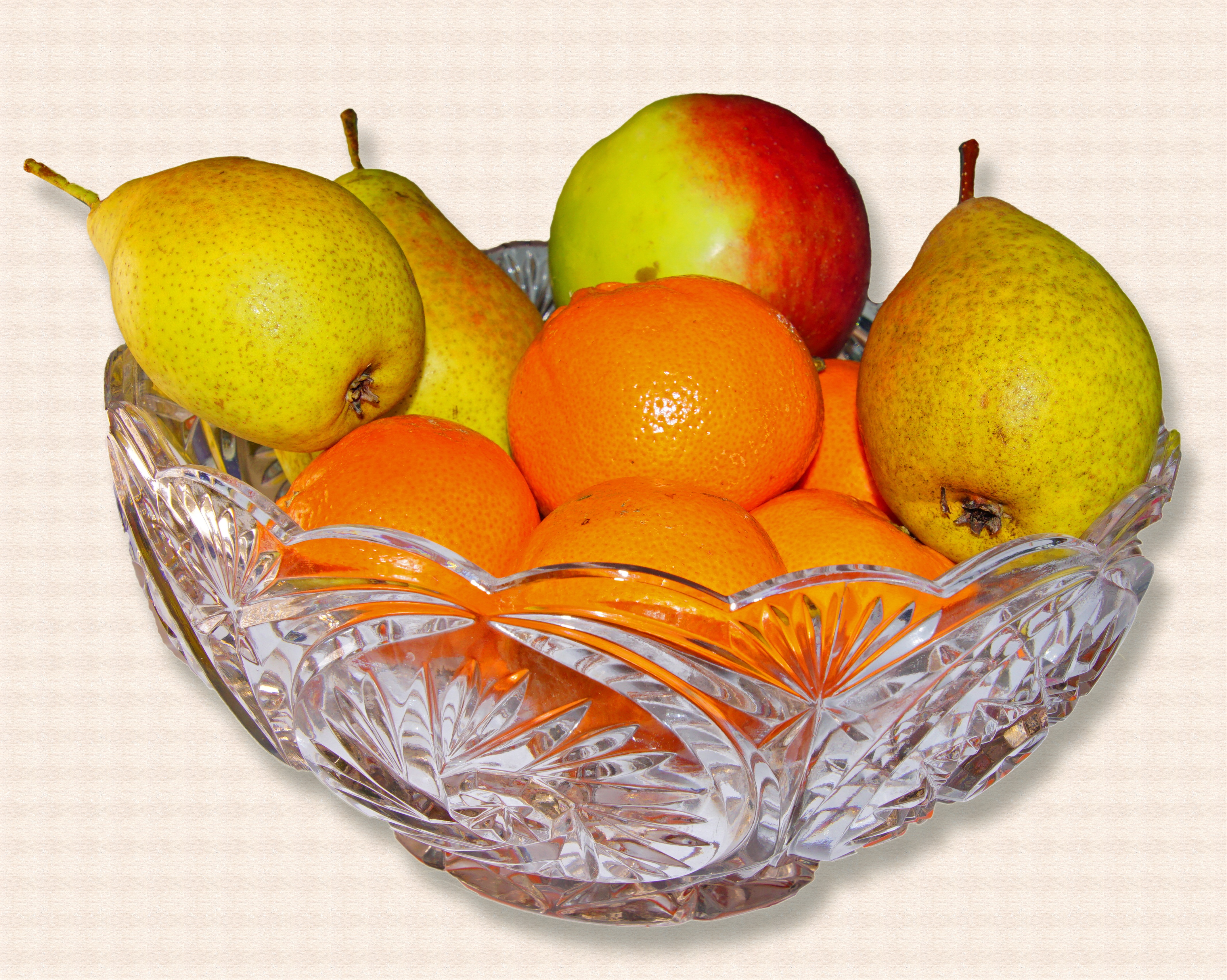 Смартик убрал несколько фруктов в каждой вазе осталось по одному фрукту