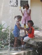 picture of the playing children in a fountain