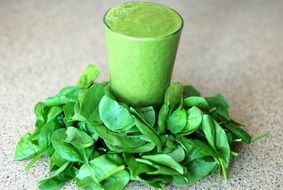 geen smoothie with a lot of spinach leafs