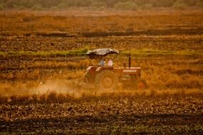 a tractor to harvests