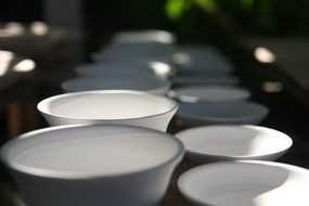 many white ceramic bowls
