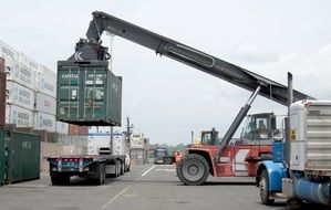 Loading container with transport