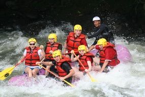 teamwork in rafting