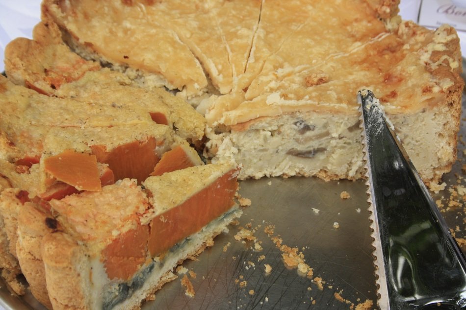 cut delicious pie