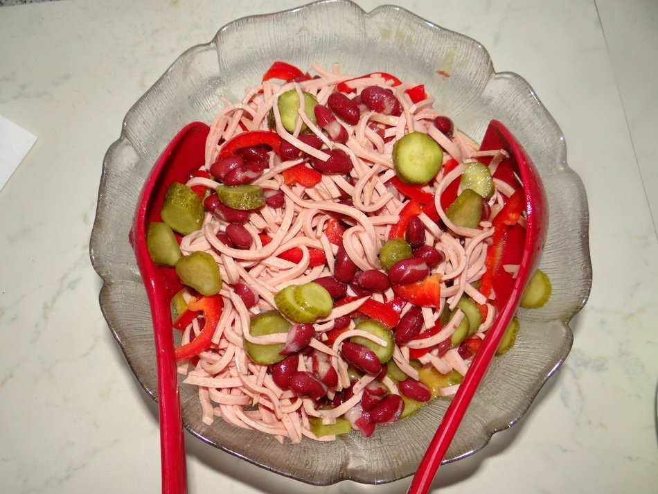 salad with sausages, paprika and cucumbers