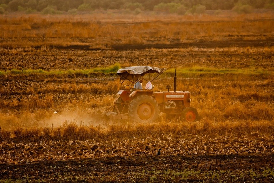 a tractor to harvests