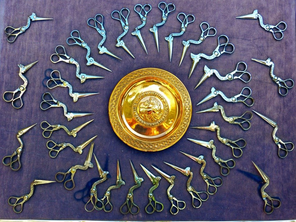 scissors in the shape of birds, the song of the sun