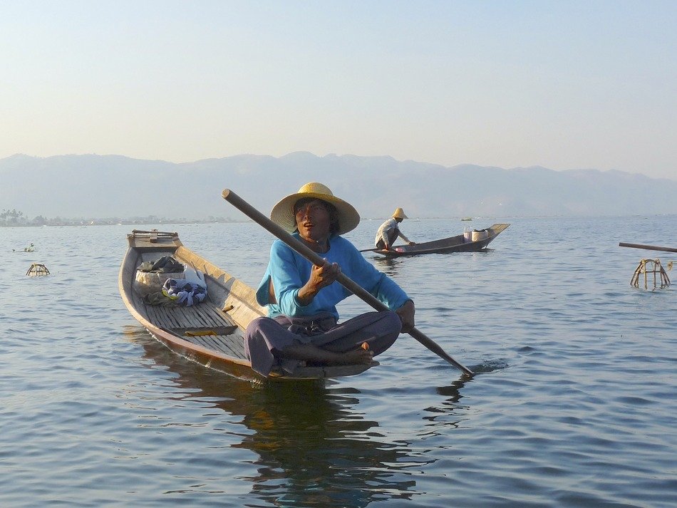 fisherman rowing on the inle lake