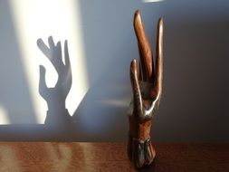 The figurine in the form of a human hand