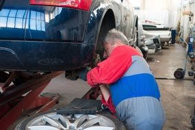 Mechanic repairs the car
