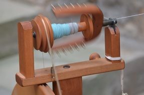 automatic spinning wheel