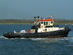 sea tow on water