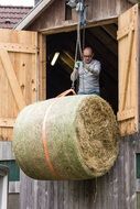 lifting of straw bales